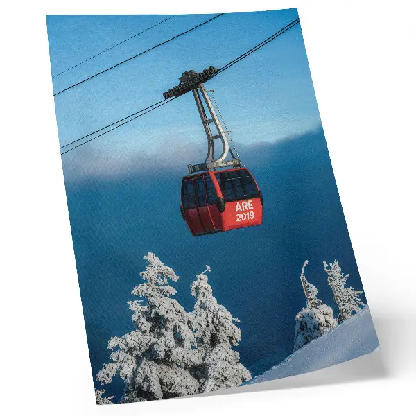 Eleganten plakat za dnevno sobo zimska pokrajina z rdečo gondolo in belimi drevesi