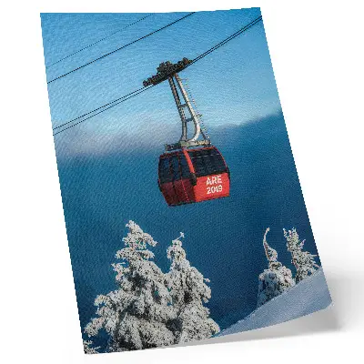 Eleganten plakat za dnevno sobo zimska pokrajina z rdečo gondolo in belimi drevesi