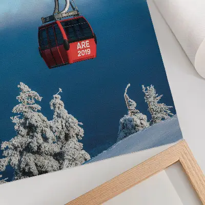 Eleganten plakat za dnevno sobo zimska pokrajina z rdečo gondolo in belimi drevesi