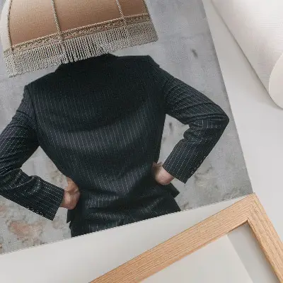 Premium stenski plakat prefinjen senčnik, elegantna obleka in kontrast tekstur
