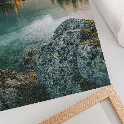 Umetniški tisk na platno gore, jezero, otok in megleno jutro