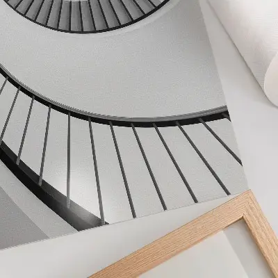 Plakat za dnevno sobo z motivom očarljivega spiralnega stopnišča z geometrijskimi elementi
