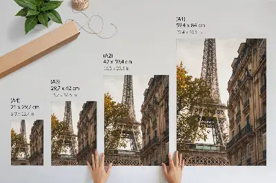 Eleganten plakat za dnevno sobo z motivom Eifflovega stolpa in dreves v toplih barvah