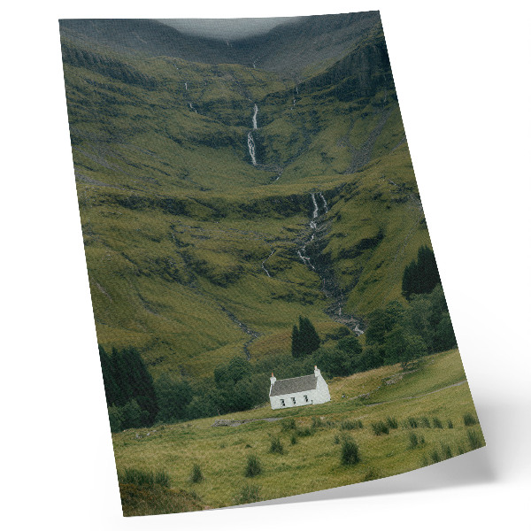 Eleganten plakat za dnevno sobo Zeleni griči, slikovita koča, mirno vzdušje