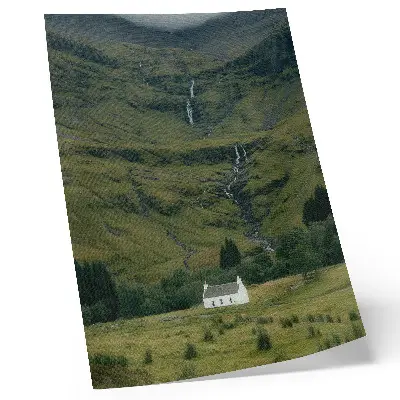 Plakat za dnevno sobo zeleni griči s slikovito kočo v mirnem vzdušju