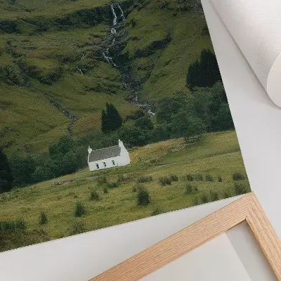 Plakat za dnevno sobo zeleni griči s slikovito kočo v mirnem vzdušju