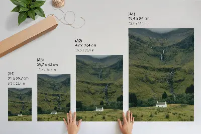 Plakat za dnevno sobo zeleni griči s slikovito kočo v mirnem vzdušju