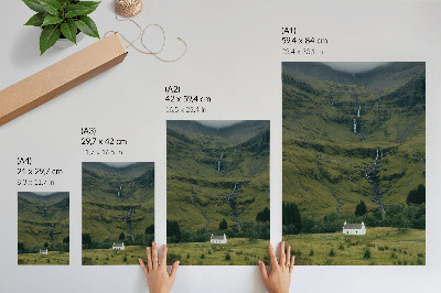 Eleganten plakat za dnevno sobo Zeleni griči, slikovita koča, mirno vzdušje