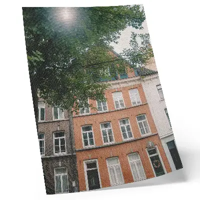 Eleganten plakat za dnevno sobo barvite fasade z zelenimi drevesi in soncem na nebu