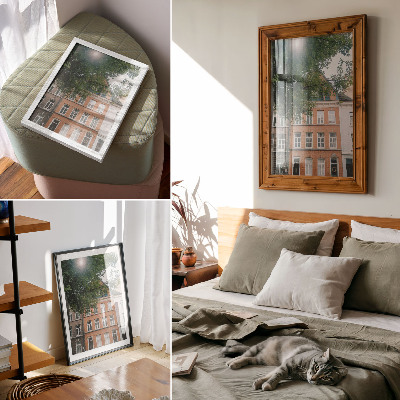 Eleganten plakat za dnevno sobo Barvite fasade, zelena drevesa, sonce na nebu