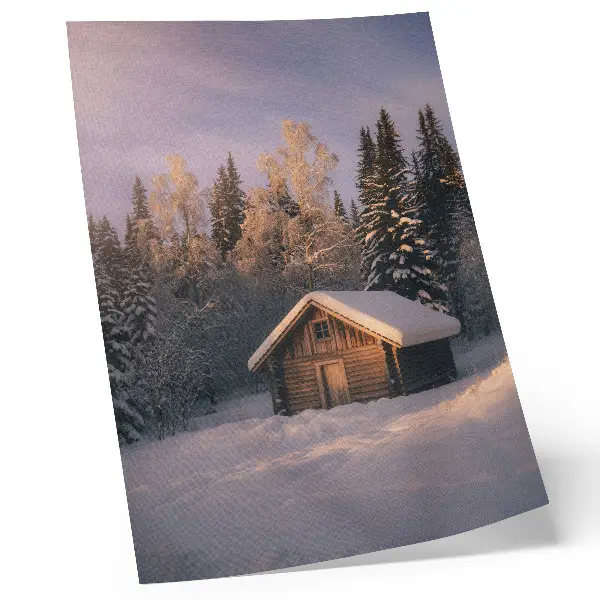 Plakat zimski gozd z leseno kočo za pridih miru in harmonije narave