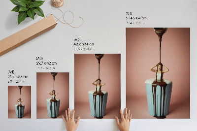 Eleganten plakat za dnevno sobo Oseba v skodelici čokolade na roza ozadju