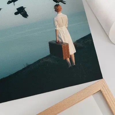 Premium stenski plakat nadrealističen motiv ženske s kovčkom, pticami in nebom