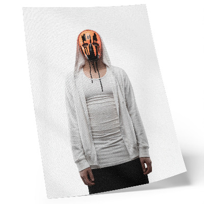Plakat Figura z oranžno masko v belih oblačilih