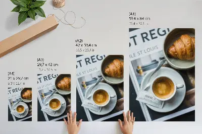 Plakat črno-belo ozadje s kavo in rogljičkom za pridih elegance in sprostitve