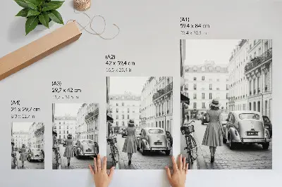 Stenski plakat retro čar ženske v klasičnem mestnem avtomobilu