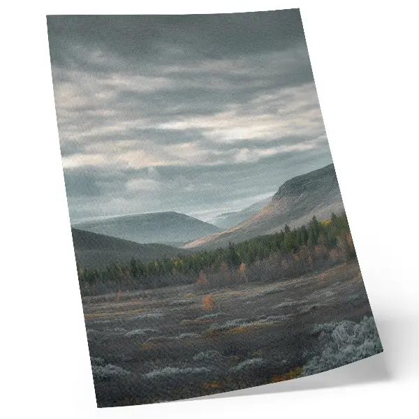 Plakat za dnevno sobo oblačne gore z zeleno dolino