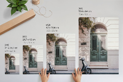 Premium stenski plakat Elegantna fasada z zelenimi vrati in skuterjem
