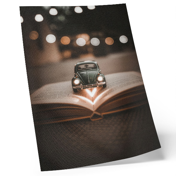 Premium stenski plakat Miniaturni avtomobilček na knjigi s čarobnimi lučkami