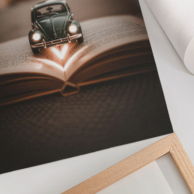 Premium stenski plakat Miniaturni avtomobilček na knjigi s čarobnimi lučkami