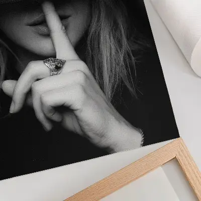 Umetniški tisk na platno skrivnostna figura s klobukom v tišini in nežnosti