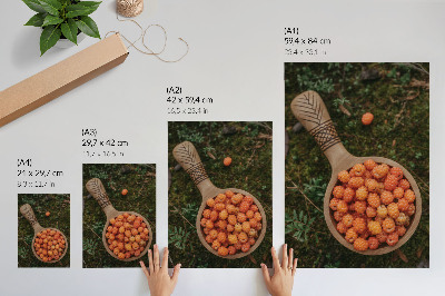 Premium stenski plakat Lesena skleda z jagodami na ozadju mahu