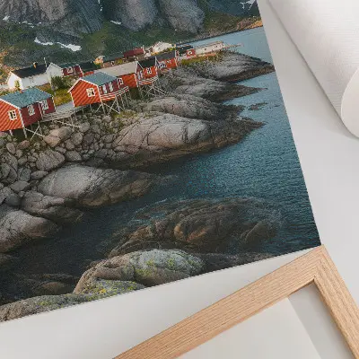 Plakat rdeče hiše ob fjordu pod gorami ob sončnem zahodu