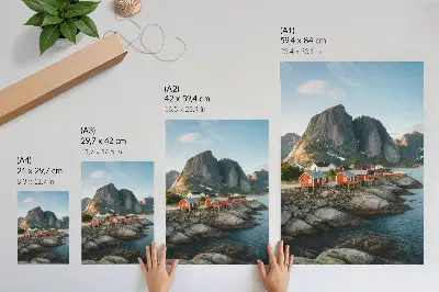Plakat rdeče hiše ob fjordu pod gorami ob sončnem zahodu