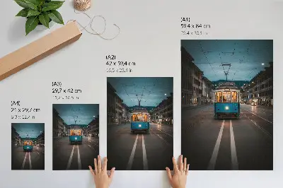 Umetniški tisk na platno večerne luči mestnega tramvaja v retro slogu
