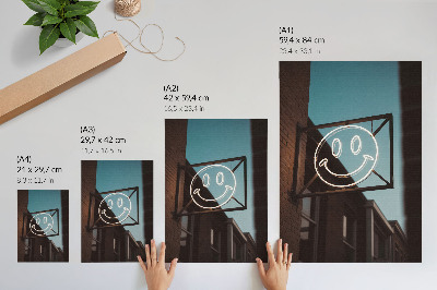 Eleganten plakat za dnevno sobo Neonski obraz ob opečni steni