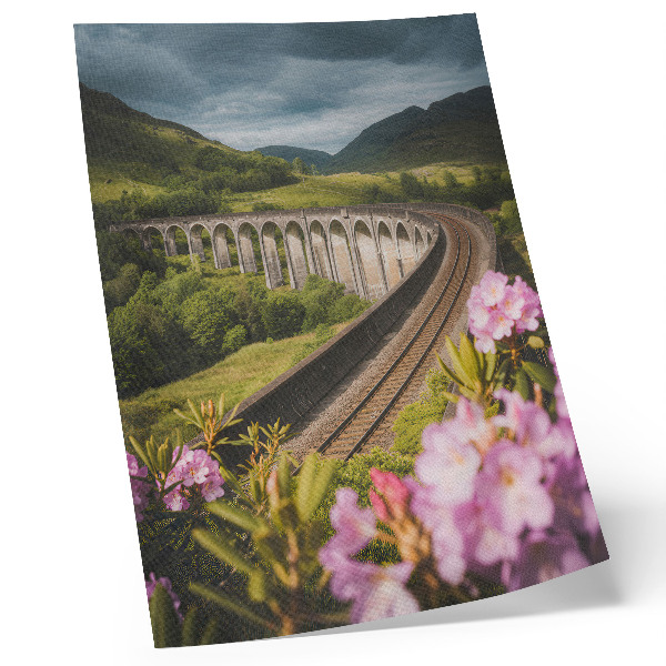 Eleganten plakat za dnevno sobo Kamniti viadukt zeleni griči pastelne rože