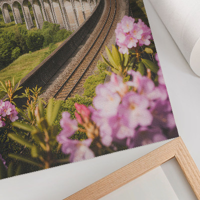 Eleganten plakat za dnevno sobo Kamniti viadukt zeleni griči pastelne rože