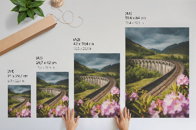 Eleganten plakat za dnevno sobo Kamniti viadukt zeleni griči pastelne rože