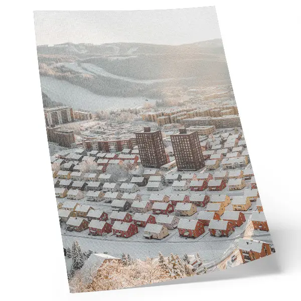 Zimska pokrajina s zasneženimi hišami eleganten plakat za dnevno sobo