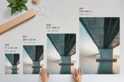 Stenski plakat Most čez vodo minimalistična eleganca in modernost