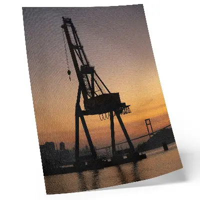 Eleganten plakat za dnevno sobo silhueta industrijskega žerjava na mostu ob sončnem zahodu