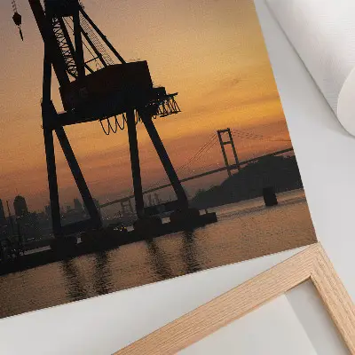 Eleganten plakat za dnevno sobo silhueta industrijskega žerjava na mostu ob sončnem zahodu