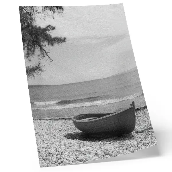 Eleganten plakat za dnevno sobo čoln na plaži z valovi in mirnim nebom