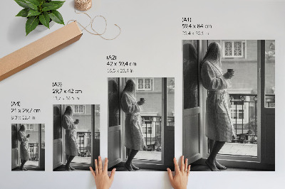 Eleganten plakat za dnevno sobo Oseba ob oknu skodelica kave mir