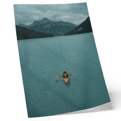 Eleganten plakat za dnevno sobo turkizno jezero s kajakašem in gorami za mirno harmonijo