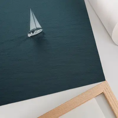 Premium stenski plakat jahta na mirnem morju z minimalistično kompozicijo