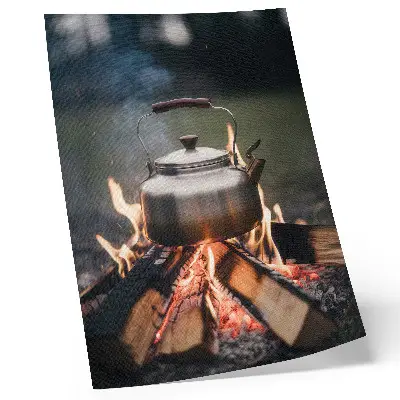 Premium stenski plakat kovinski kotliček z motivom lesenih plamenov v naravi