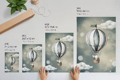 Plakat z balonom in oblaki v nežnih sivih odtenkih