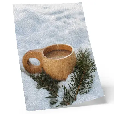 Plakat lesena skodelica s snežno pokrajino in zelenimi vejicami