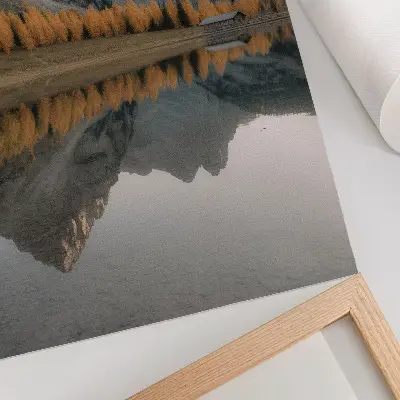 Umetniški tisk na platno mirno jezero z jesenskimi drevesi, odsevom gora in naravo