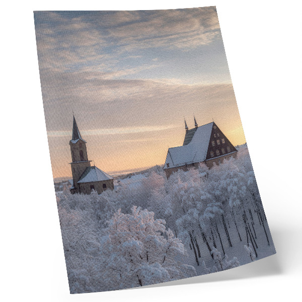 Premium stenski plakat Zimska pokrajina s zasneženo cerkvijo