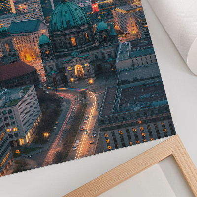 Eleganten plakat za dnevno sobo Sodobno mesto zvečer s toplo osvetlitvijo