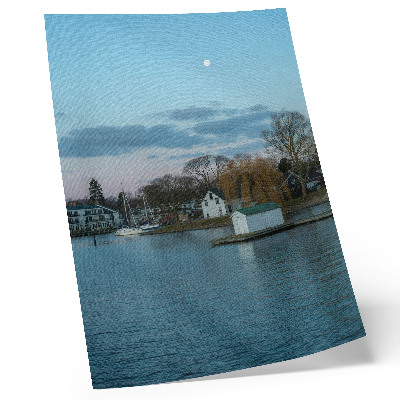 Premium stenski plakat Nebo nad jezerom, hiše, luna, drevesa