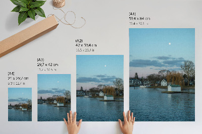 Premium stenski plakat Nebo nad jezerom, hiše, luna, drevesa