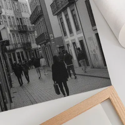 Stenski plakat ulična črno-bela arhitektura z ljudmi